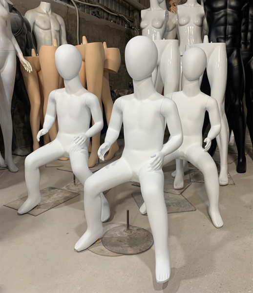Manocanh bé ngồi