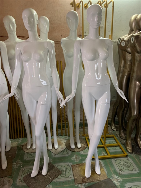 Mẫu nữ chân chéo