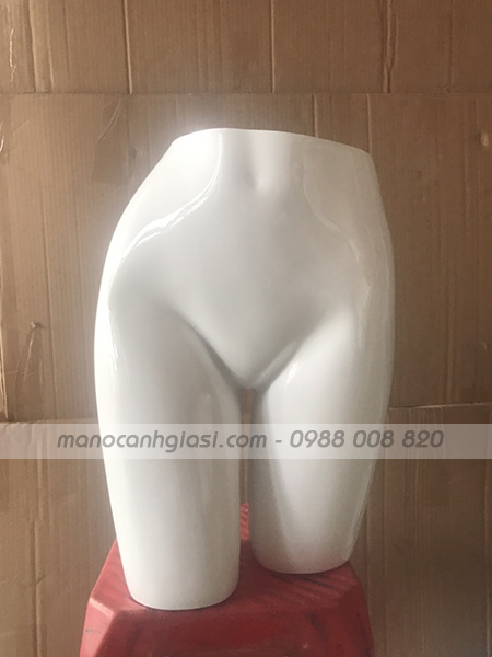 Manocanh mông nữ mang đồ lót màu trắng 